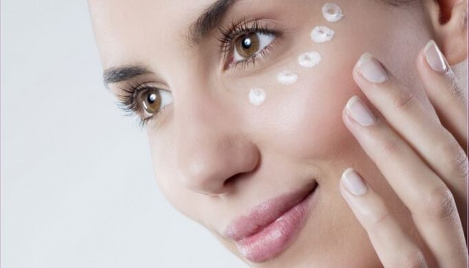 Rejuvenating the skin around the eyes with cream